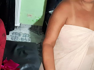Interrumpo A Mi Madrastra Mientras Se Masturba Y Me Da Una Rica Mamada