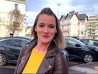 Kelly, belle milf coquine, coinc&eacute_e entre deux queues bien veineuses