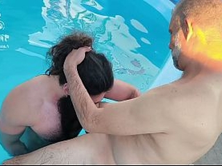 peguei no ato meuPai dando uns pegas no amigo dele na piscina